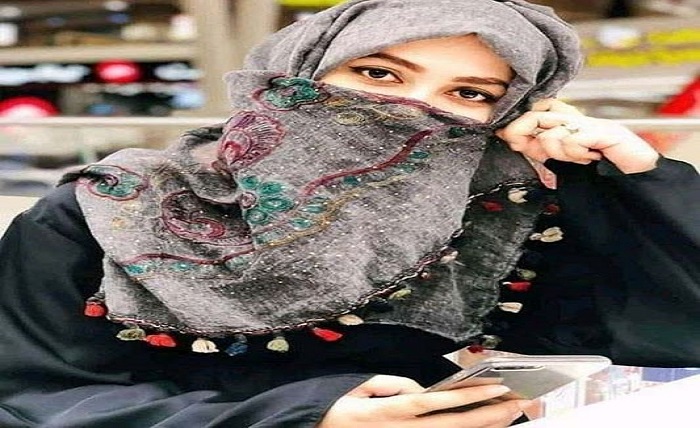 বোরকা পরা মেয়েদের পিক তোলার স্টাইল